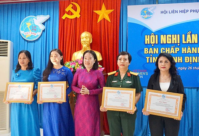 Khen thưởng các tập thể tiêu biểu trong thực hiện Chương trình “Mẹ đỡ đầu”. Ảnh: T.K