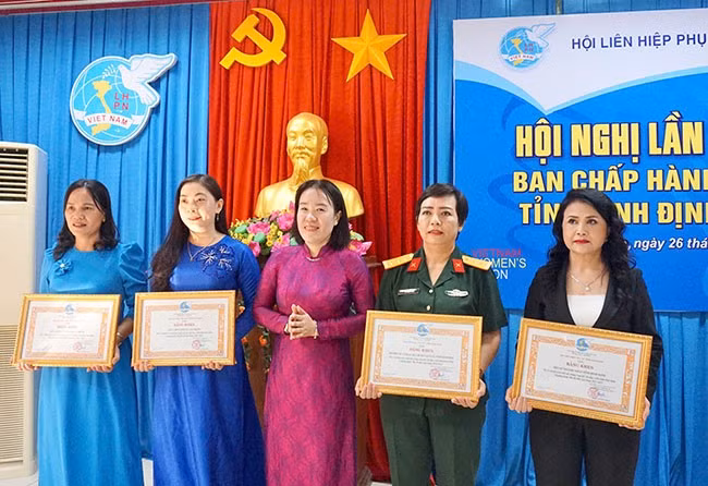 Khen thưởng các tập thể tiêu biểu trong thực hiện Chương trình “Mẹ đỡ đầu”. Ảnh: T.K