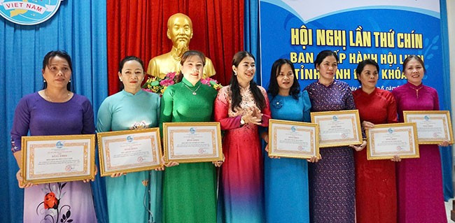 Khen thưởng các tập thể tiêu biểu trong thực hiện Chương trình “Đồng hành cùng phụ nữ biên cương, biển đảo”. Ảnh: T.K
