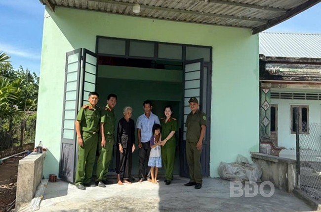 CA xã Phước Hiệp chung vui cùng gia đình ông Diệp Văn Đẹt. Ảnh: M.N CA xã Phước Hiệp chung vui cùng gia đình ông Diệp Văn Đẹt. Ảnh: M.N