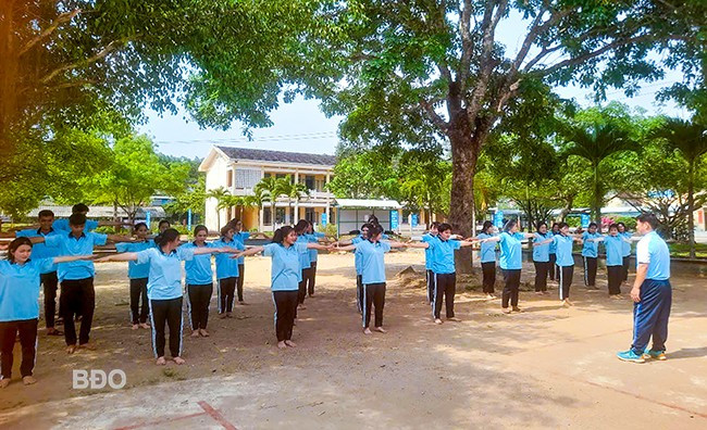 Học sinh Trường PTDTNT THCS và THPT An Lão trong một tiết thể dục. Ảnh: NTCC