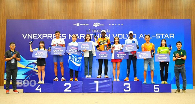 Phạm Thị Hồng Lệ vô địch cự ly 42 km tại VnExpress Marathon Volvo All-Star 2025. Ảnh: BTC