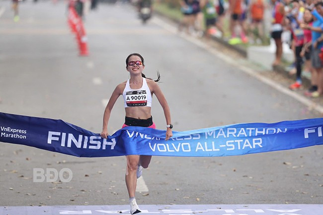 Phạm Thị Hồng Lệ về nhất cự ly 42 km với thành tích 2 giờ 44 phút 45 giây, tại VnExpress Marathon Volvo All-Star 2025. Ảnh: BTC