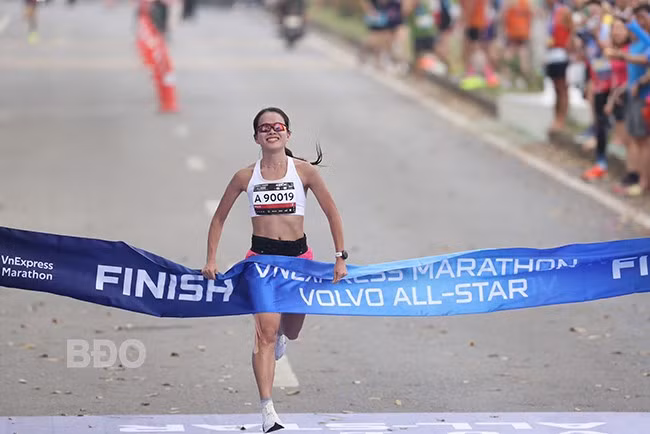 Phạm Thị Hồng Lệ về nhất cự ly 42 km với thành tích 2 giờ 44 phút 45 giây, tại VnExpress Marathon Volvo All-Star 2025. Ảnh: BTC