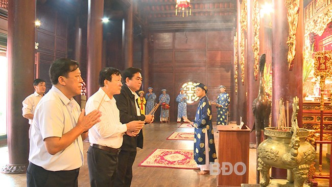 Dâng hương tại Đền thờ Tây Sơn Tam Kiệt. Ảnh: Văn Phong. Dâng hương tại Đền thờ Tây Sơn Tam Kiệt. Ảnh: Văn Phong.