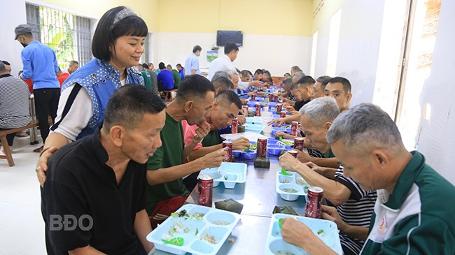 Bà Đặng Kim Hồng hỏi thăm sức khỏe các bệnh nhân ở Trung tâm tâm thần Hoài Nhơn. Ảnh: Ánh Nguyệt Bà Đặng Kim Hồng hỏi thăm sức khỏe các bệnh nhân ở Trung tâm tâm thần Hoài Nhơn. Ảnh: Ánh Nguyệt