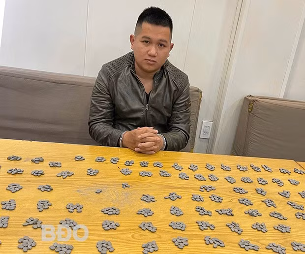 Đối tượng Trần Đức Sinh và số ma túy bị thu giữ. Ảnh: N. Giang