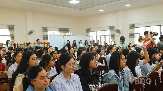 Học sinh hào hứng với các tiết mục nghệ thuật truyền thống. Ảnh: K.VÂN Học sinh hào hứng với các tiết mục nghệ thuật truyền thống. Ảnh: K.VÂN