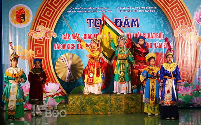 Trích đoạn Trưng Vương đề cờ (vở Trưng Nữ Vương) do học sinh Trường THCS Hoài Châu (TX Hoài Nhơn) biểu diễn, qua sự truyền dạy của NSƯT Thanh Bình và NSƯT Thu Thắm. Ảnh: K.VÂN Trích đoạn Trưng Vương đề cờ (vở Trưng Nữ Vương) do học sinh Trường THCS Hoài Châu (TX Hoài Nhơn) biểu diễn, qua sự truyền dạy của NSƯT Thanh Bình và NSƯT Thu Thắm. Ảnh: K.VÂN