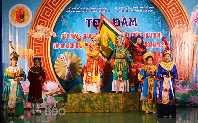 Trích đoạn Trưng Vương đề cờ (vở Trưng Nữ Vương) do học sinh Trường THCS Hoài Châu (TX Hoài Nhơn) biểu diễn, qua sự truyền dạy của NSƯT Thanh Bình và NSƯT Thu Thắm. Ảnh: K.VÂN