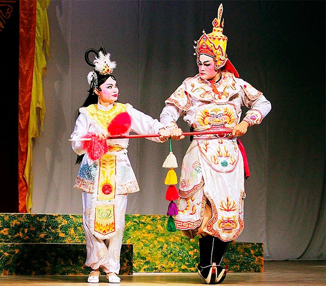 Nữ diễn viên Thu Thiện trong vai Hồ Nguyệt Cô ở trích đoạn tuồng Hồ Nguyệt Cô hóa cáo do Nhà hát nghệ thuật truyền thống tỉnh Bình Định dàn dựng. Ảnh: HOÀI THU