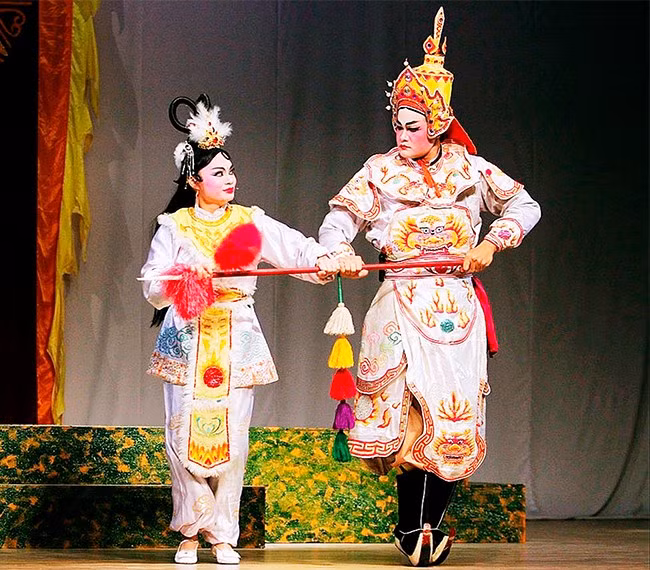 Nữ diễn viên Thu Thiện trong vai Hồ Nguyệt Cô ở trích đoạn tuồng Hồ Nguyệt Cô hóa cáo do Nhà hát nghệ thuật truyền thống tỉnh Bình Định dàn dựng. Ảnh: HOÀI THU