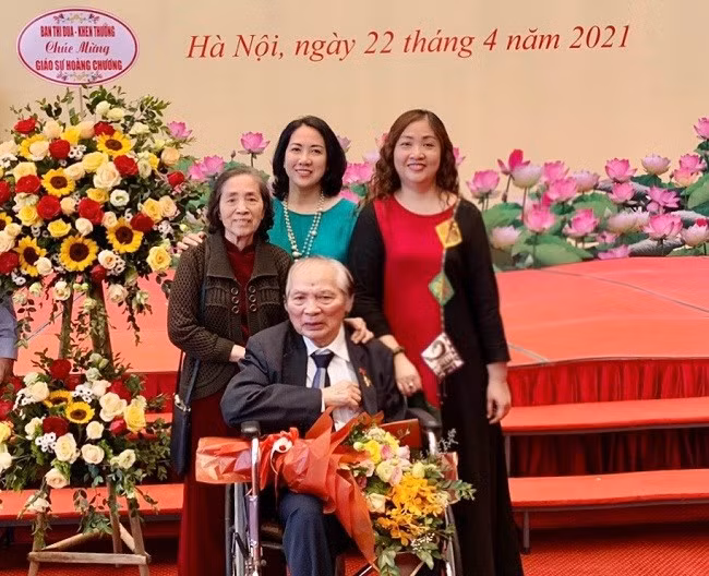 GS Hoàng Chương (ngồi) dự lễ trao tặng danh hiệu Anh hùng Lao động thời kỳ đổi mới, được tổ chức trang trọng tại TP Hà Nội ngày 22.4.2021. Ảnh: Nhân vật cung cấp