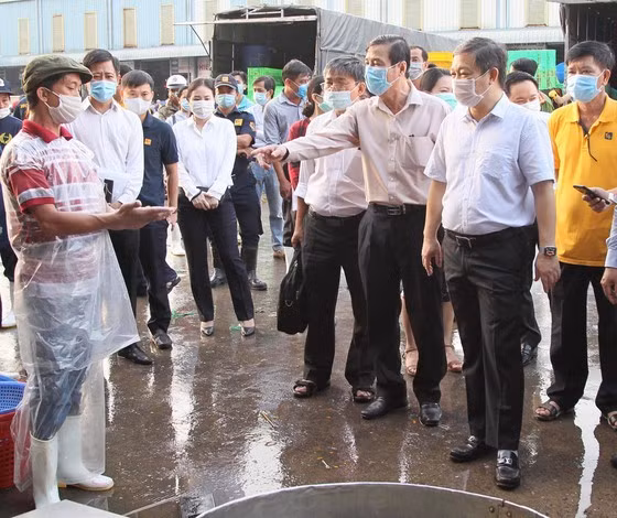Phó Chủ tịch UBND TPHCM Dương Anh Đức kiểm tra công tác phòng chống dịch Covid-19 tại Chợ đầu mối Bình Điền. Ảnh: SGGP