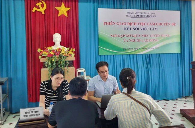 Đại diện Công ty TNHH WRG Industries phỏng vấn người lao động tại phiên giao dịch việc làm chuyên đề. Ảnh: A.P