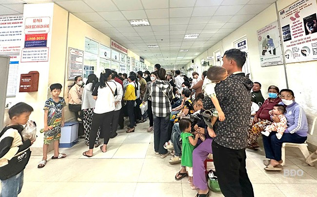 Nhiều trẻ khuyết tật được khám sàng lọc. Ảnh: M.H