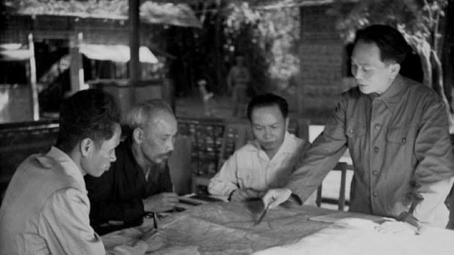 Chủ tịch Hồ Chí Minh, Đại tướng Võ Nguyên Giáp và các đồng chí lãnh đạo Đảng, Nhà nước bàn kế hoạch mở chiến dịch Điện Biên Phủ (năm 1954). (Ảnh tư liệu: TTXVN) Chủ tịch Hồ Chí Minh, Đại tướng Võ Nguyên Giáp và các đồng chí lãnh đạo Đảng, Nhà nước bàn kế hoạch mở chiến dịch Điện Biên Phủ (năm 1954). (Ảnh tư liệu: TTXVN)