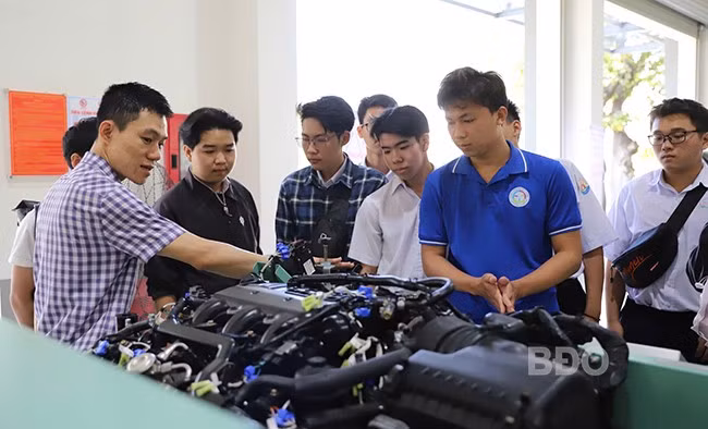 Học sinh lớp 12 các trường THPT trên địa bàn TP Quy Nhơn tham gia buổi tư vấn hướng nghiệp, trải nghiệm cơ sở vật chất tại Trường ĐH Quy Nhơn. Ảnh: ĐVCC