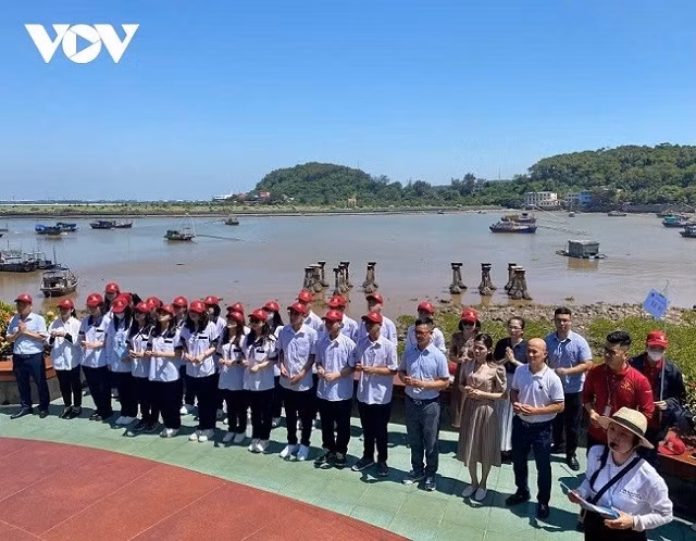 Nơi xuất phát của những con tàu không số huyền thoại đã trở thành một điểm đến văn hóa - lịch sử đầy hấp dẫn, thu hút sự quan tâm của du khách, nhất là thế hệ trẻ tại Hải Phòng. Nơi xuất phát của những con tàu không số huyền thoại đã trở thành một điểm đến văn hóa - lịch sử đầy hấp dẫn, thu hút sự quan tâm của du khách, nhất là thế hệ trẻ tại Hải Phòng.