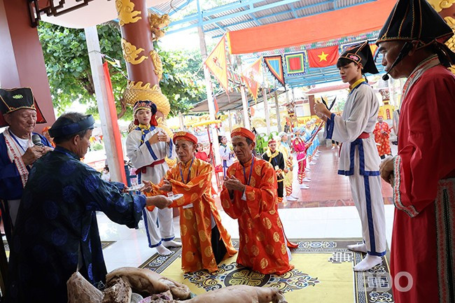 Các lão ngư của Vạn ngư nghiệp Đề Gi thực hiện những nghi thức truyền thống. Ảnh: N.T