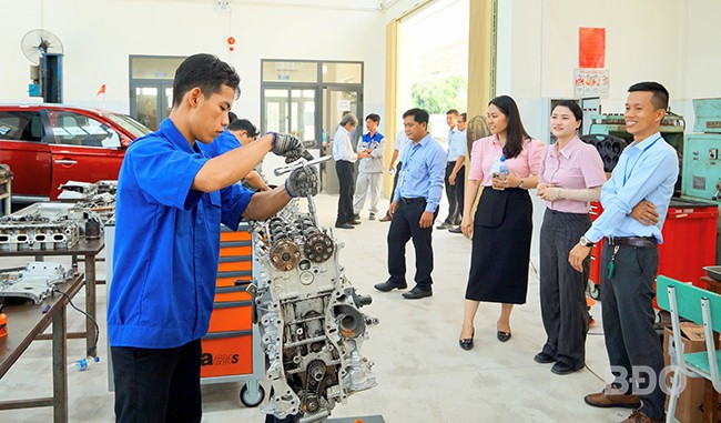 Doanh nghiệp tham gia giám sát phần thi của sinh viên nghề Công nghệ ô tô. Ảnh: N.M. Doanh nghiệp tham gia giám sát phần thi của sinh viên nghề Công nghệ ô tô. Ảnh: N.M.