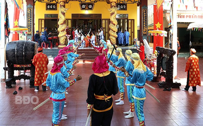 Quang cảnh Lễ hội cầu ngư tại Lăng ông Nam Hải Vạn ngư nghiệp Đề Gi sáng 7.5. Ảnh: N.N