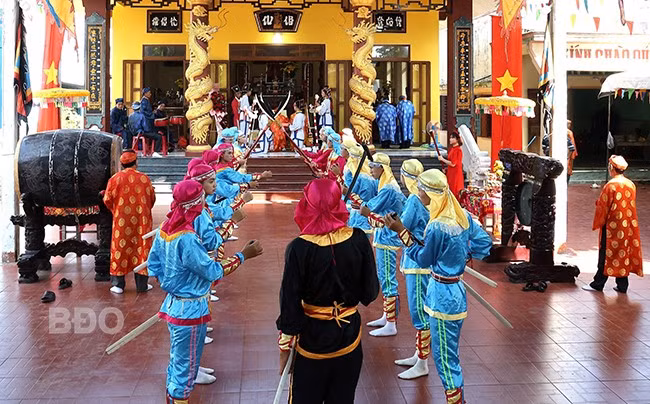 Quang cảnh Lễ hội cầu ngư tại Lăng ông Nam Hải Vạn ngư nghiệp Đề Gi sáng 7.5. Ảnh: N.N