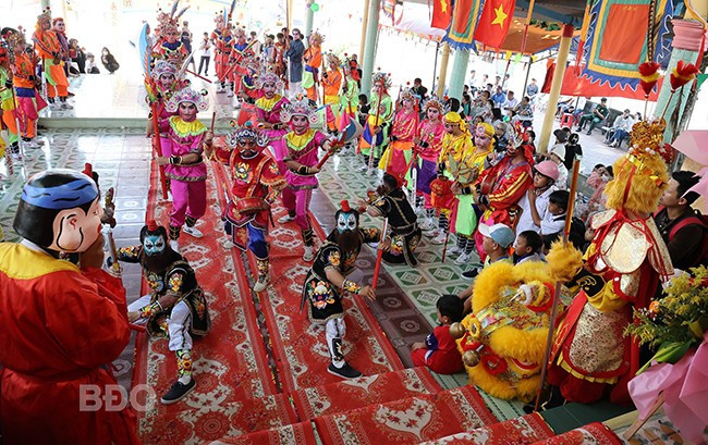 Đội siêu, chèo bả trạo của Vạn ngư nghiệp Vĩnh Lợi thực hiện các nghi thức tại Lễ hội. Ảnh: N.T