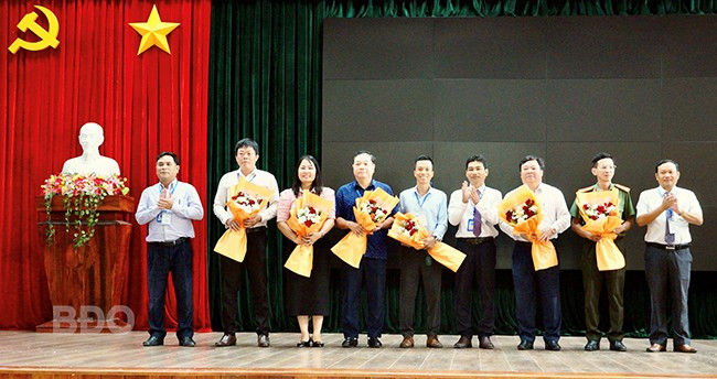 Trường CĐ Kỹ thuật Công nghệ Quy Nhơn tặng hoa cho các doanh nghiệp, đơn vị đồng hành cùng kỳ thi. Ảnh: N.M. Trường CĐ Kỹ thuật Công nghệ Quy Nhơn tặng hoa cho các doanh nghiệp, đơn vị đồng hành cùng kỳ thi. Ảnh: N.M.