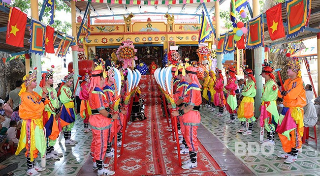 Lễ hội tại Vạn ngư nghiệp Vĩnh Lợi thu hút đông đảo người dân. Ảnh: N.T