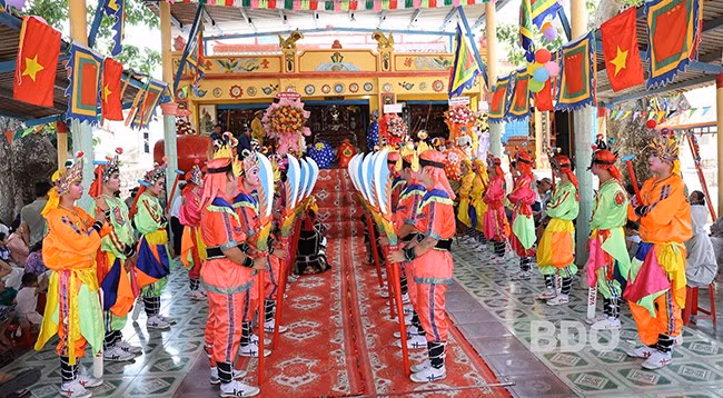 Lễ hội tại Vạn ngư nghiệp Vĩnh Lợi thu hút đông đảo người dân. Ảnh: N.T