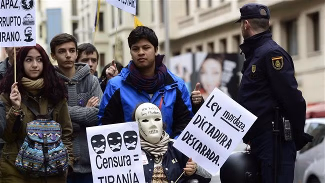 Người Tây Ban Nha xuống đường biểu tình bộ luật an ninh công cộng mang tên "Ley Mordaza" ở thủ đô Madrid, ngày 14.2.2015. Ảnh: AFP