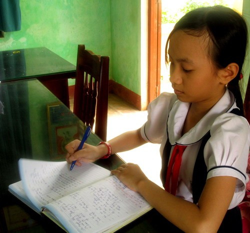Trần Thanh Ngân bên bàn học. Trần Thanh Ngân bên bàn học.