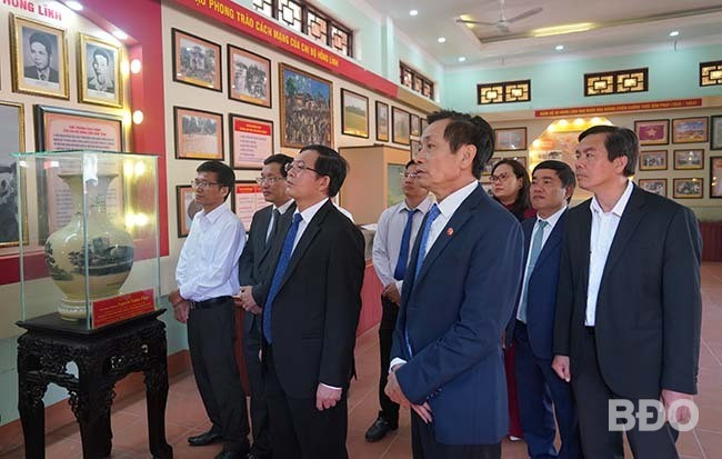 Bí thư Tỉnh ủy Hồ Quốc Dũng tham quan Nhà lưu niệm Chi bộ Hồng Lĩnh (TX An Nhơn) tháng 2.2024. Ảnh: NGUYỄN HÂN