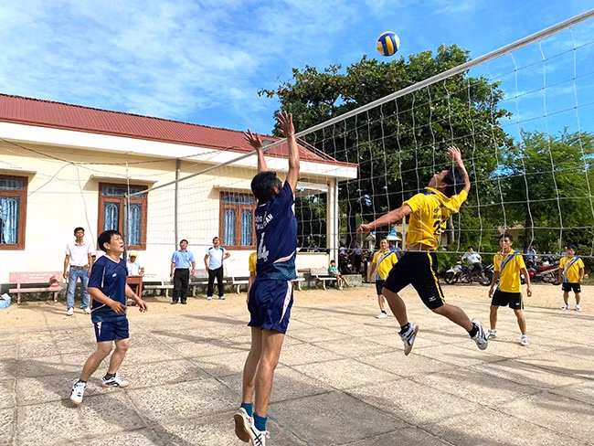 Duy trì sân chơi lành mạnh cho lực lượng cán bộ, công chức, viên chức các cơ quan huyện qua giải bóng chuyền nam khối cơ quan. - Trong ảnh: Một trận đấu của giải vào tháng 7.2023. Ảnh: GIA BẢO Duy trì sân chơi lành mạnh cho lực lượng cán bộ, công chức, viên chức các cơ quan huyện qua giải bóng chuyền nam khối cơ quan. - Trong ảnh: Một trận đấu của giải vào tháng 7.2023. Ảnh: GIA BẢO