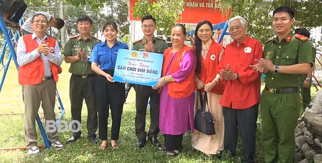 Đội thầy thuốc nhân đạo thiện nguyện phường 14 (Quận 10, TP Hồ Chí Minh) tặng sân chơi cho trẻ em xã Vĩnh Kim (huyện Vĩnh Thạnh). Ảnh: T.LONG