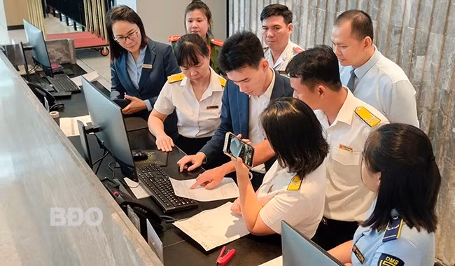 Đoàn kiểm tra liên ngành của tỉnh kiểm tra việc áp dụng quy định về sử dụng hóa đơn điện tử tại một cơ sở kinh doanh dịch vụ lưu trú và ăn uống trên địa bàn TP Quy Nhơn. Ảnh: T.SỸ