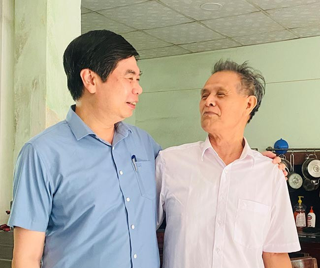 Thương binh Trần Thái Mỹ (bìa phải) phấn khởi và vui mừng khi lãnh đạo tỉnh đến thăm hỏi sức khỏe và đời sống. Ảnh: N.T