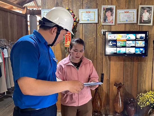 Công ty Điện lực Bình Định hướng dẫn người dân cách sử dụng điện an toàn. Ảnh: HẢI YẾN