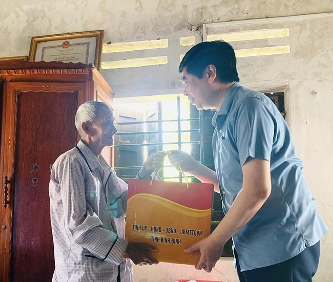 Thương binh Đoàn Văn Trọng (bìa trái, nguyên là chiến sĩ Sư đoàn 3 Sao Vàng) xúc động khi đoàn đến thăm, khẳng định luôn một lòng theo Đảng, theo Bác Hồ. Ảnh: N.T