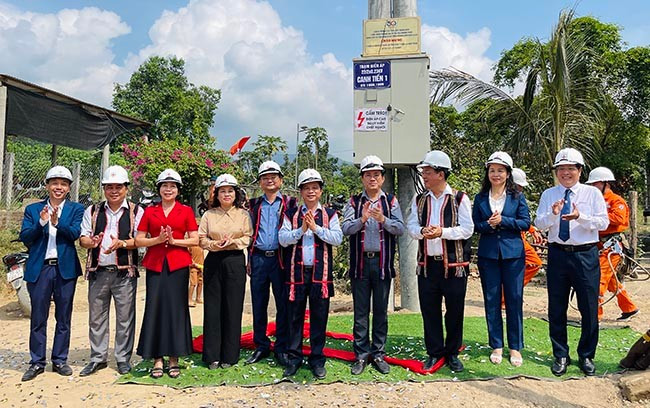 Lãnh đạo tỉnh chụp ảnh kỷ niệm tại trạm biến áp ở làng Canh Tiến. Ảnh: HẢI YẾN