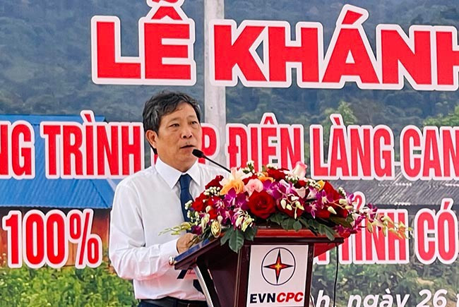 Ông Thái Minh Châu, Giám đốc Công ty Điện lực Bình Định báo cáo dự án tại buổi lễ. Ảnh: HẢI YẾN