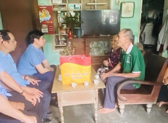 Phó Chủ tịch UBND tỉnh Lâm Hải Giang đề nghị lãnh đạo xã Phước Nghĩa tiếp tục quan tâm, chăm lo tốt hơn đời sống cho người hoạt động kháng chiến bị địch bắt tù đày Huỳnh Thị Bích Thủy. Ảnh: N.T