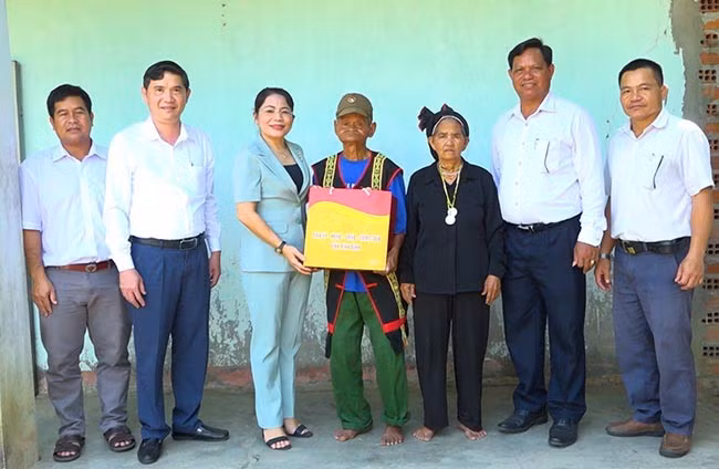 Đồng chí Nguyễn Thị Phong Vũ, Trưởng Ban Tuyên Giáo và Dân vận Tỉnh ủy, đến thăm và trao tặng quà cho thương binh Đinh Giỏi, ở xã Vĩnh Thuận. Ảnh: N.A