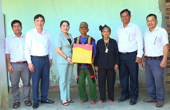 Đồng chí Nguyễn Thị Phong Vũ, Trưởng Ban Tuyên Giáo và Dân vận Tỉnh ủy, đến thăm và trao tặng quà cho thương binh Đinh Giỏi, ở xã Vĩnh Thuận. Ảnh: N.A Đồng chí Nguyễn Thị Phong Vũ, Trưởng Ban Tuyên Giáo và Dân vận Tỉnh ủy, đến thăm và trao tặng quà cho thương binh Đinh Giỏi, ở xã Vĩnh Thuận. Ảnh: N.A