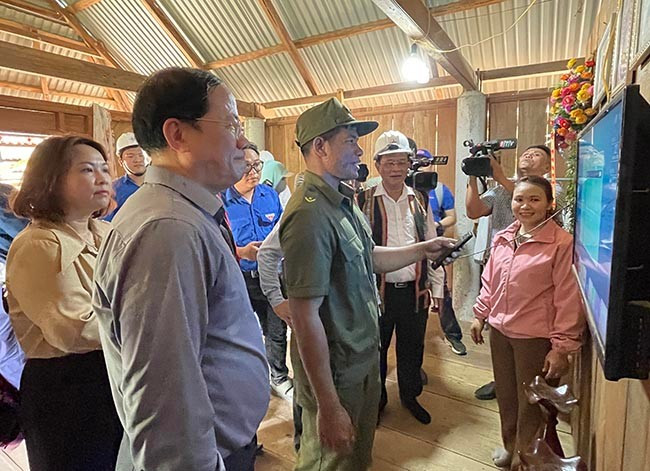 Chị Đinh Thị Thúy (bìa phải) vừa háo hức sắm chiếc ti vi mới đón nguồn điện về. Ảnh: HẢI YẾN