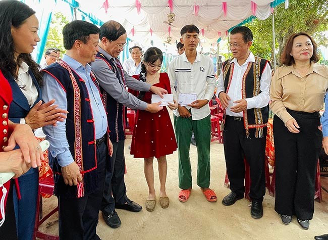 Lãnh đạo tỉnh mừng đám cưới của vợ chồng Đinh Thị Tình, Đinh Văn Toàn ngay ngày làm lễ khánh thành đón điện về làng với mong muốn ghi nhớ sự kiện lớn của làng. Ảnh: HẢI YẾN