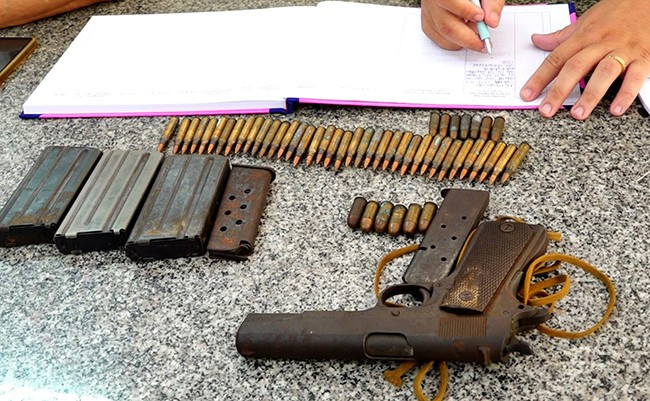 Khẩu súng và hơn 50 viên đạn được ông Ngọc giao nộp cho công an. Ảnh: M.N Khẩu súng và hơn 50 viên đạn được ông Ngọc giao nộp cho công an. Ảnh: M.N