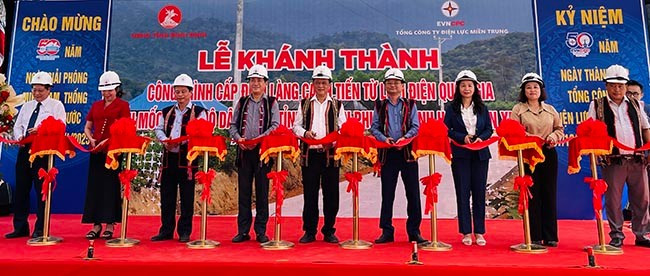 Lãnh đạo tỉnh cắt băng khánh thành dự án. Ảnh: HẢI YẾN