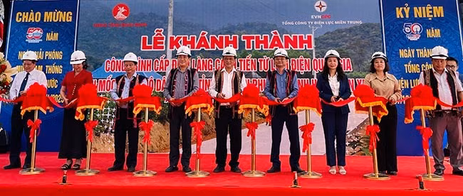 Lãnh đạo tỉnh cắt băng khánh thành dự án. Ảnh: HẢI YẾN